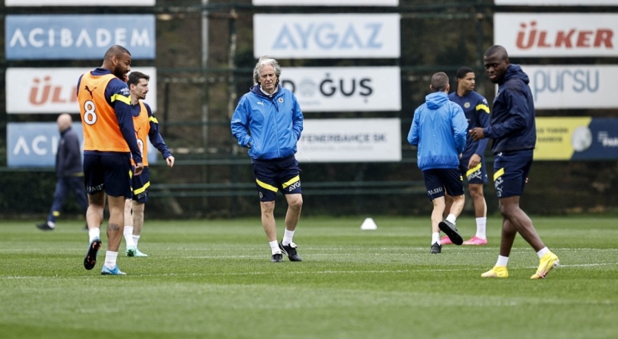 Fenerbahçe'de önce salon, sonra saha çalışması