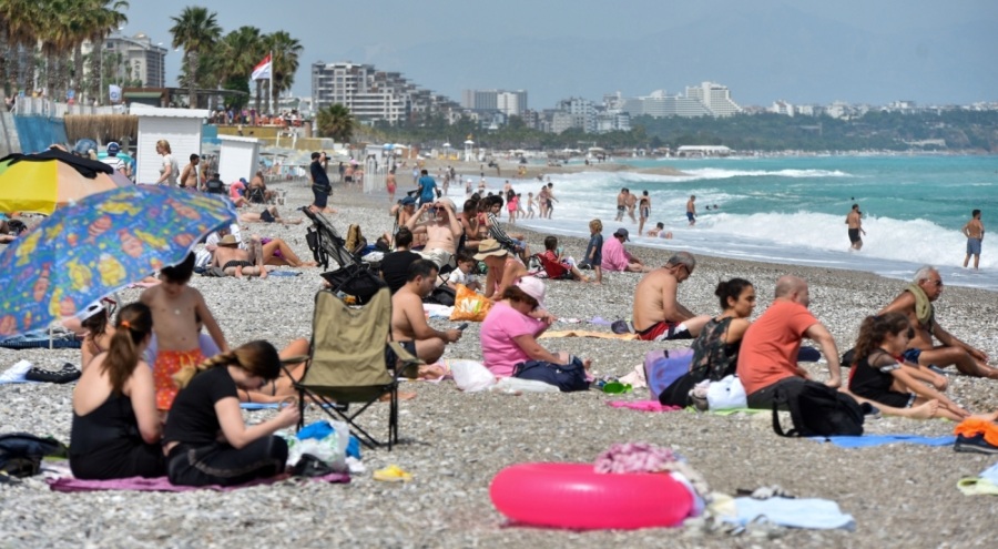 Antalya'da vatandaşlar oy kullanıp sahile gitti