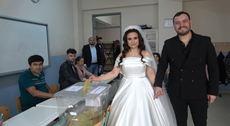 Bursa'da düğünlerini yarıda kesip oy kullanmaya geldiler!