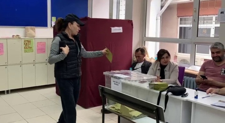 Oyunu kullanan Demet Akbağ'dan gazetecilerle tartışan kadına tepki!