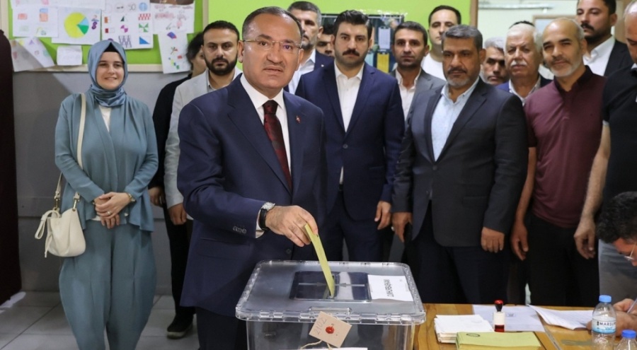 Bakan Bekir Bozdağ'ın oy kullandığı sandıktan Erdoğan çıktı