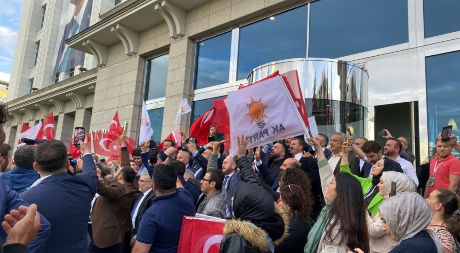 AK Partililer Cumhurbaşkanlığı Külliyesi'ne yürüdü