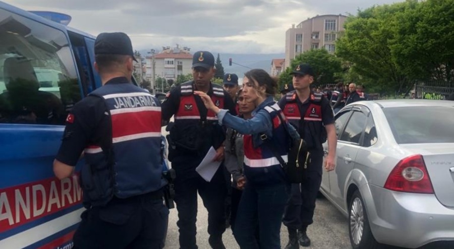 Kocasını av tüfeği ile öldürdü