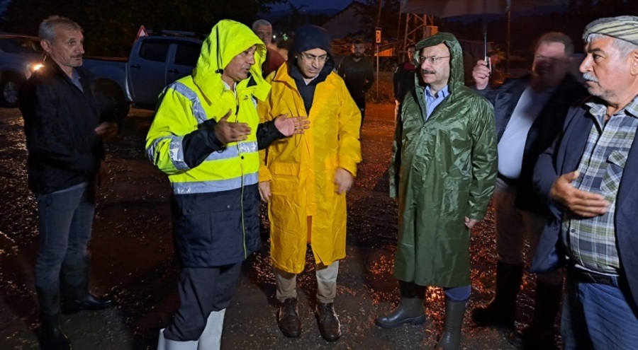 Yoğun yağış Koçarlı-Söke karayolunu ulaşıma kapattı