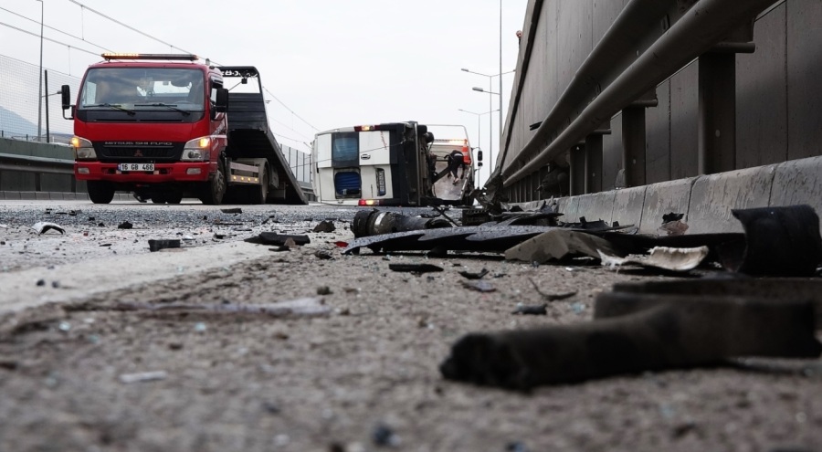 Bursa'da minibüs bariyerlere çarptı: 1 yaralı