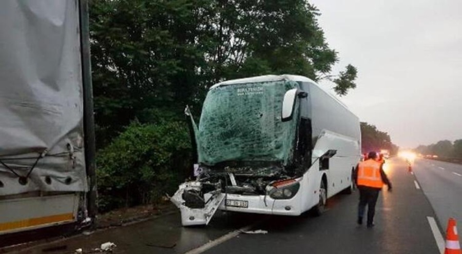 AK Parti seçmenlerini taşıyan otobüs kaza yaptı: 1'i ağır 22 yaralı