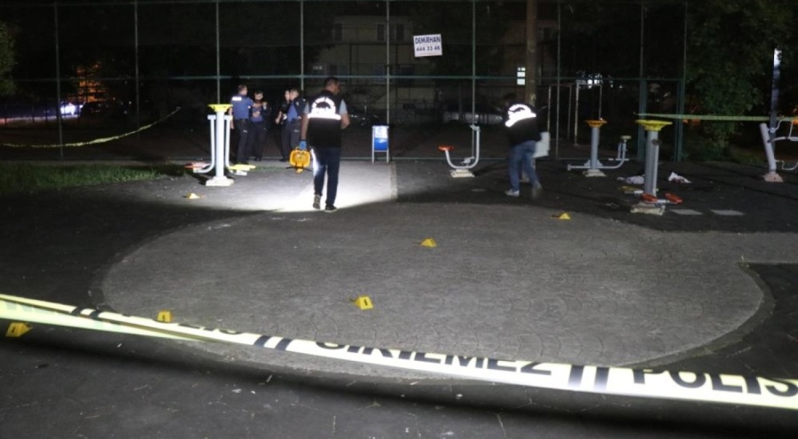 Parkta tartıştıkları kişiye kurşun yağdırıp kaçtılar