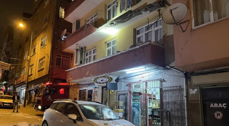 İstanbul Kağıthane'de bir binada balkon çöktü
