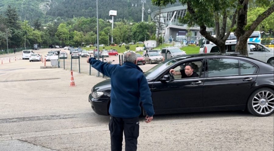 Bursa'da navigasyon sürücüleri şaşırtıyor, sürücüler merdivenleri yol zannedip aşağı uçuyor!