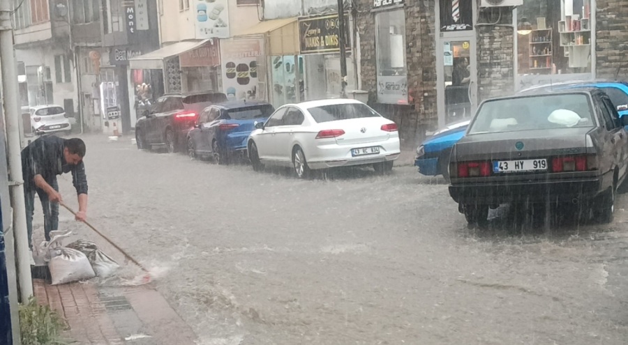 Kütahya'da şiddetli yağış sele neden oldu