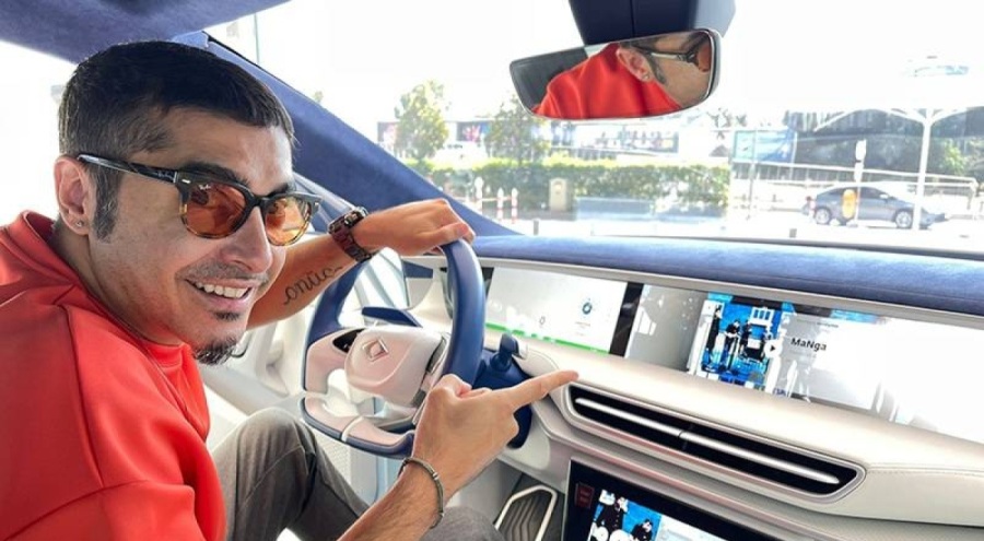 Ferman Akgül TOGG'la poz vermesini eleştiren sanatçılara dava açtı