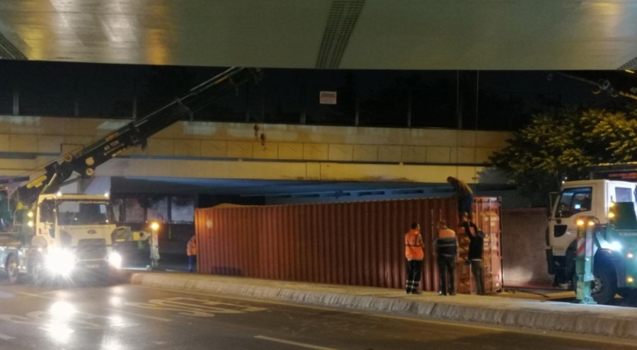 İstanbul'da üst geçide çarpan tır devrildi