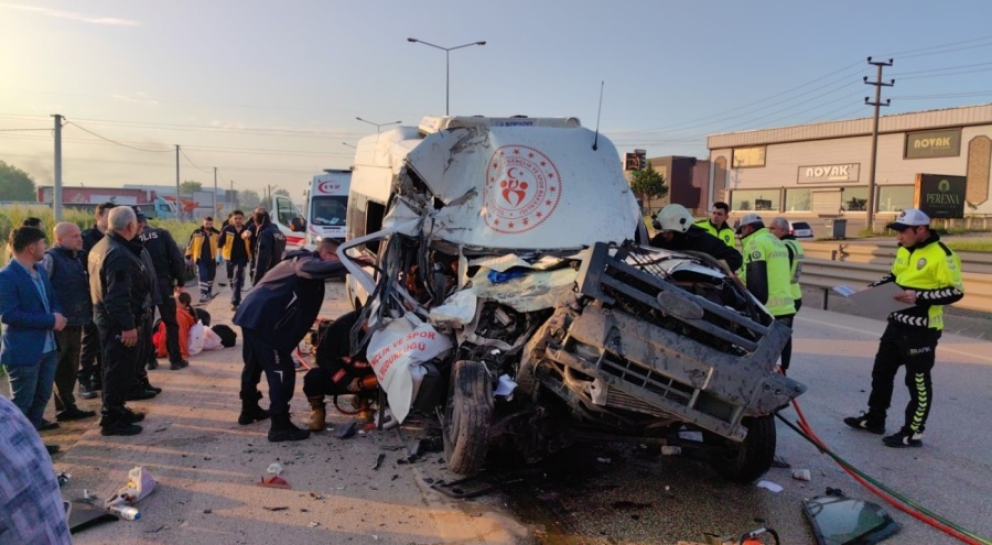 Bursa'da sporcuları taşıyan minibüs hafriyat kamyonuna çarptı: 1 ölü, 16 yaralı
