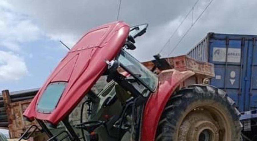 Niğde'de tren, hemzemin geçitte traktöre çarptı: 1 yaralı