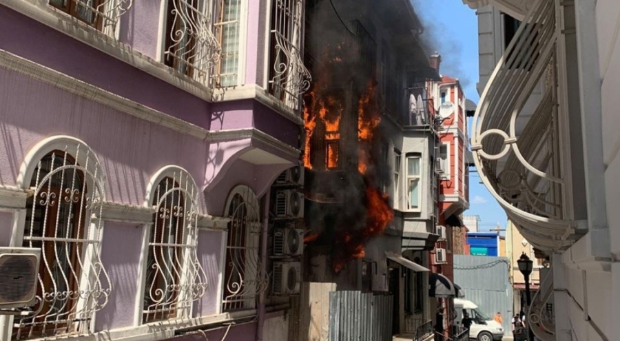 Beyoğlu'nda yangın paniği!