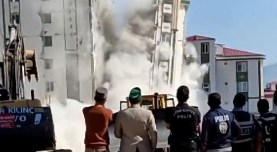 Yıkımı yapılan ağır hasarlı bina sağlam evin üzerine devrildi