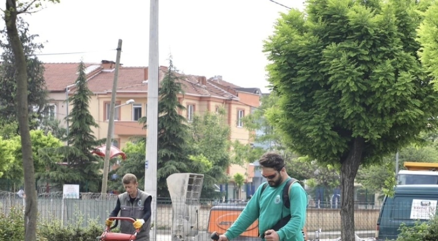 Bursa İnegöl'ün yeşil alanlarında bakım ve temizlik çalışmaları yapılıyor