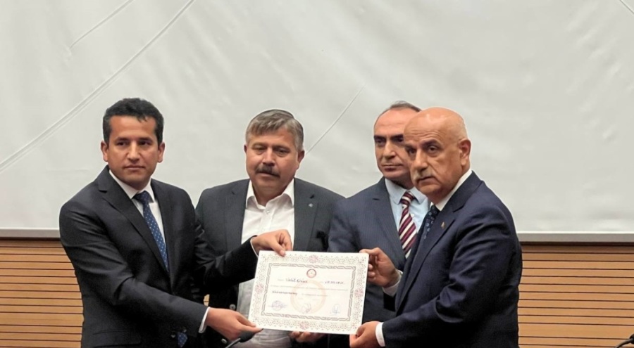 Bakan  Vahit  Kirişci mazbatasını teslim aldı