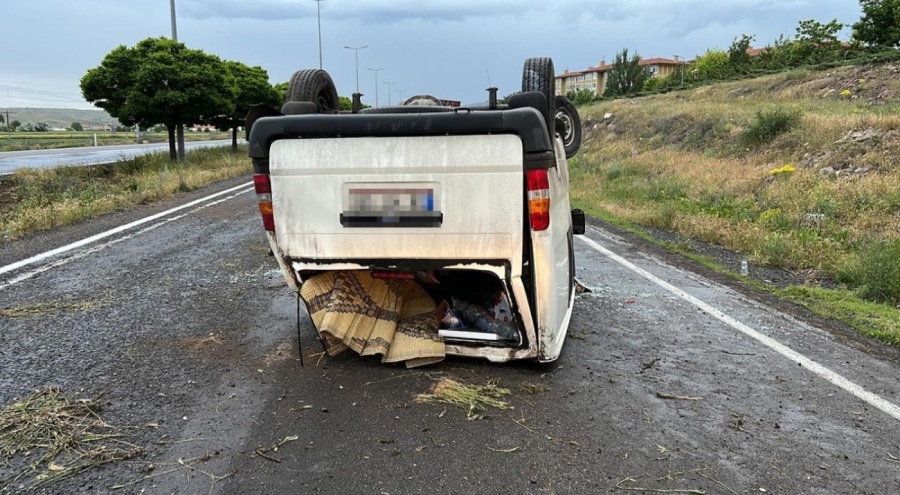 Kayseri'de kargo aracı devrildi: 3 yaralı