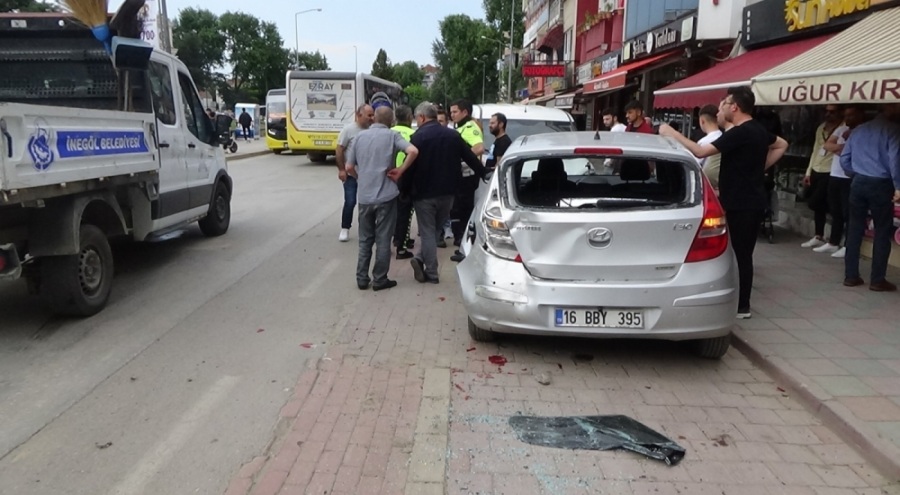 Bursa'da kaza: Karşıya geçen öğrencilere otobüs çarptı!