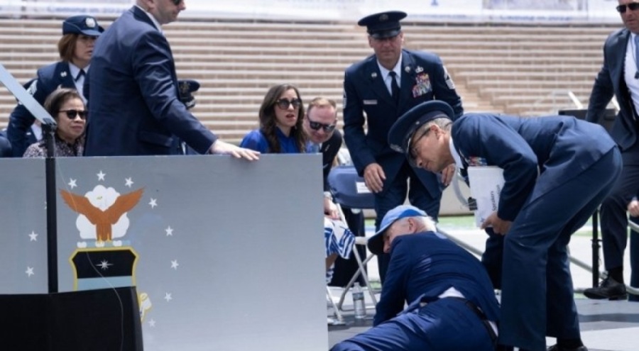 Biden,  sahneden düştü