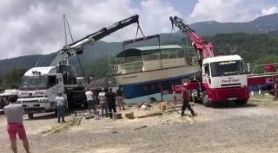 Suya indirilmek istenen teknenin zinciri koptu