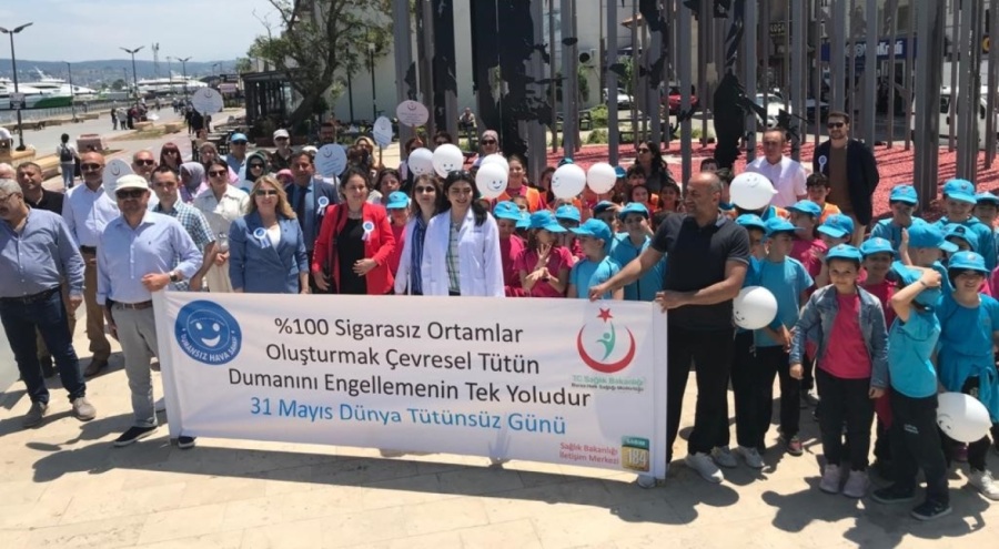Bursa Mudanya'da öğrenciler izmarit topladı