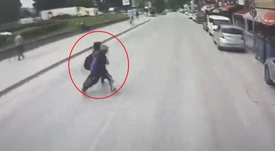 Bursa'da halk otobüsü öğrencilere çarptı!