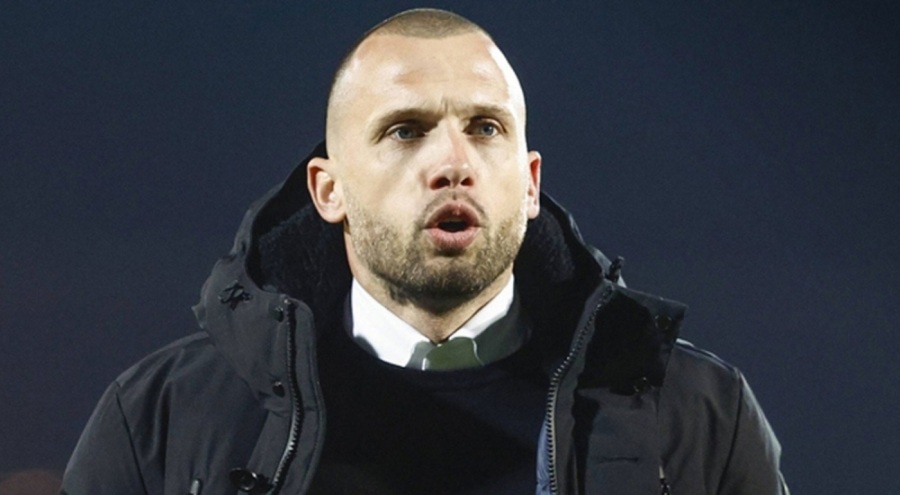Ajax, Heitinga ile yolların ayrıldığını açıkladı