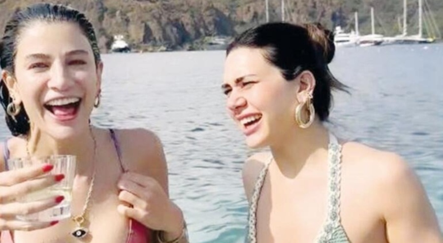 Berrak Tüzünataç tatil sezonunu başlattı