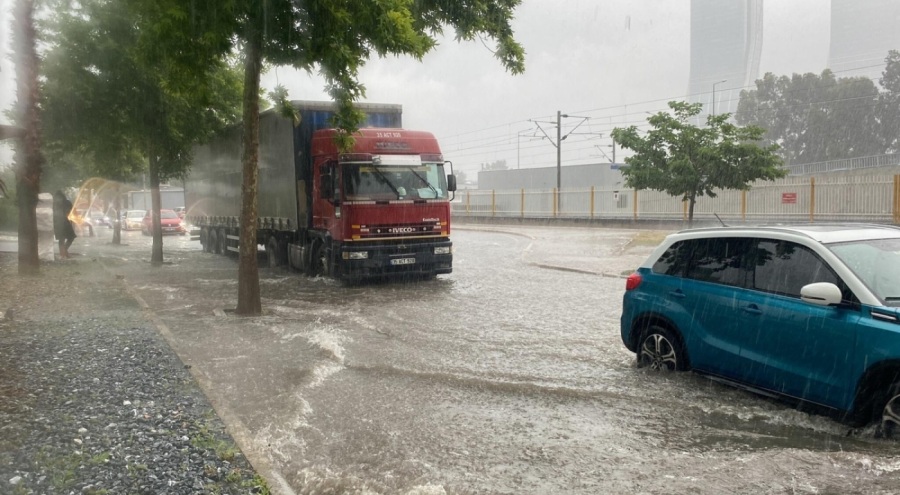 İzmir'de sağanak etkisini gösterdi