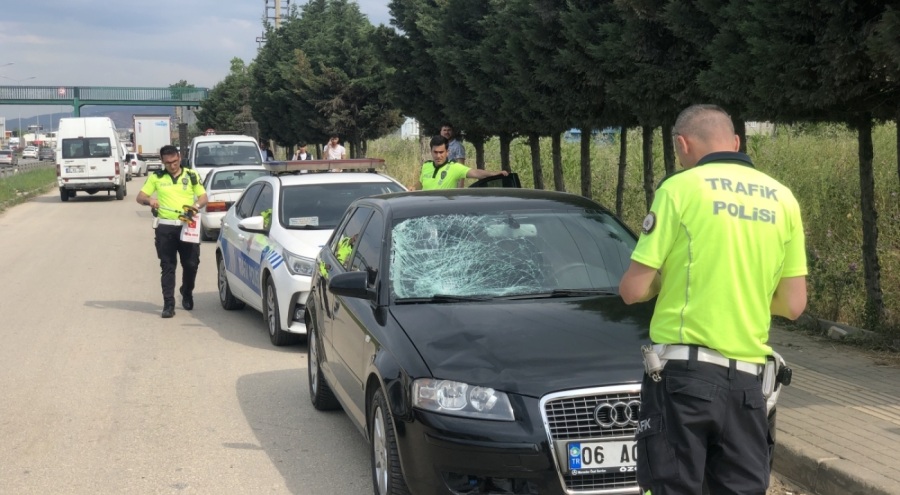 Bursa'da bariyerleri aşarak yolun karşısına geçmeye çalışırken araba çarptı