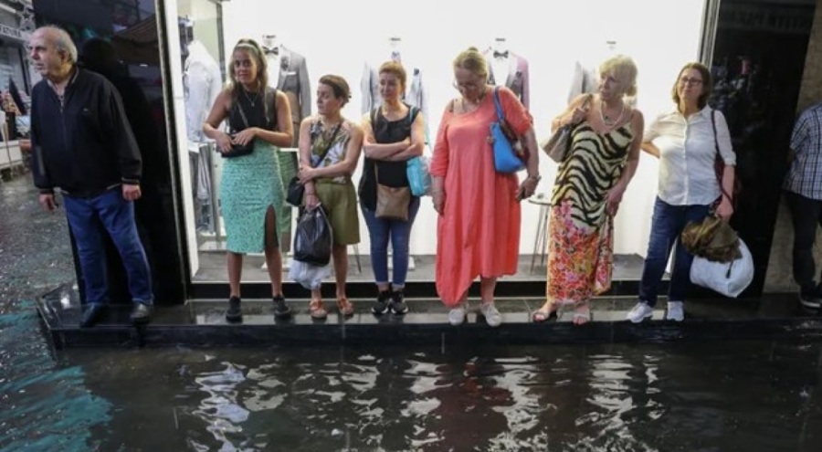 İzmir'de tarihi çarşıyı su bastı