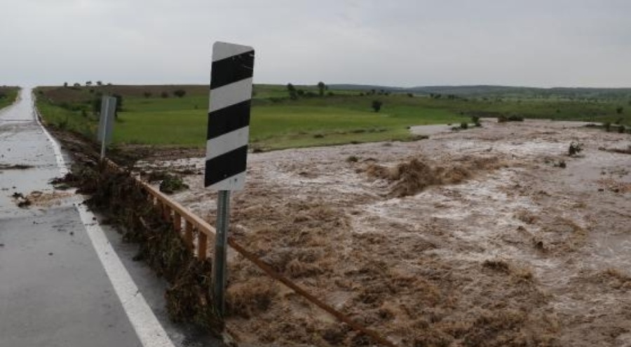Eskişehir'de sel 3 evi yıktı