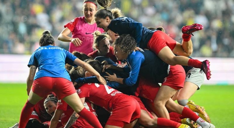 Fenerbahçe Petrol Ofisi'ni finalde yenen ABB FOMGET, Kadın Futbol Süper Ligi'nin şampiyonu oldu