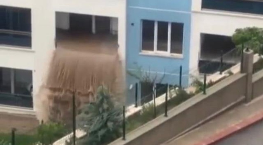 Ankara'da sel suları 2. kattaki evin içinden geçti