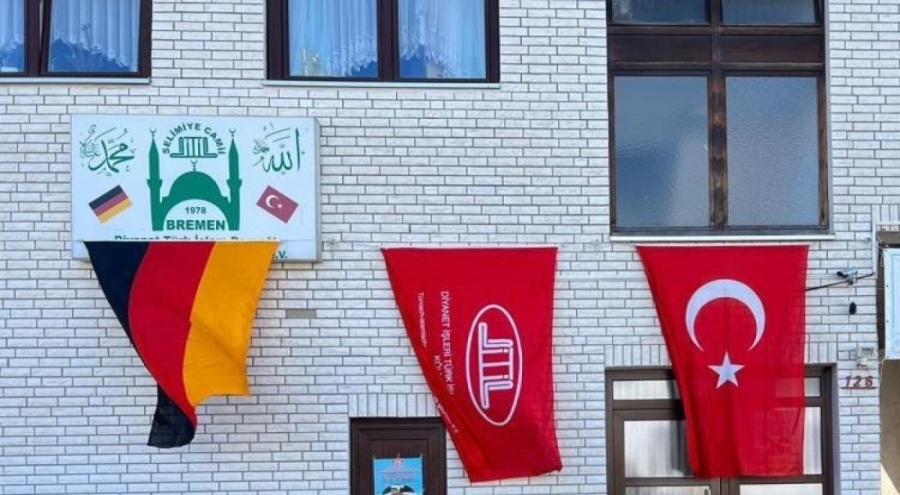 Almanya'da camideki Türk bayrağına çirkin saldırı