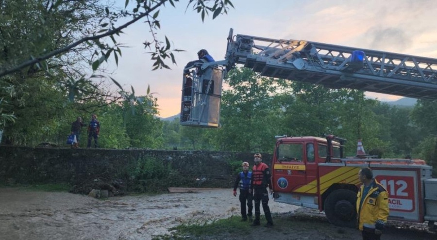 Karabük'te sağanak yağış sonrası vatandaşlar tarlada mahsur kaldı