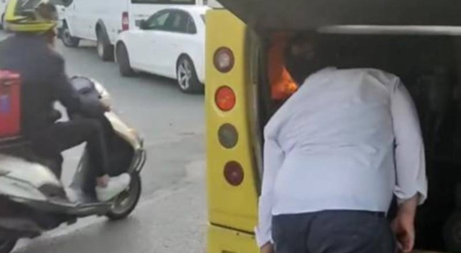 Otobüsün yanan motorunu üfleyerek söndürmek istedi