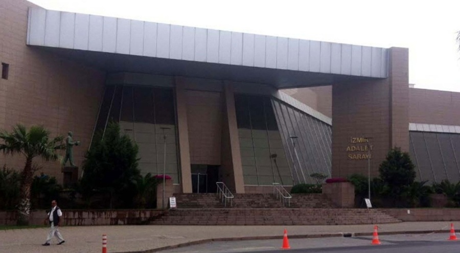 İzmir'de okuma yazma bilmeyen babasını tapuda dolandırdı