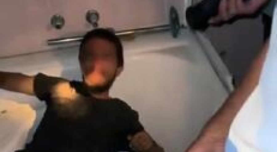 Hasarlı binaya giren hırsız küvette görüntülendi