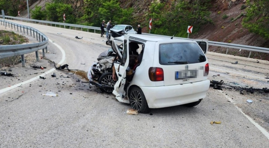 Ankara'da iki otomobil kafa kafaya çarpıştı: 3 ölü, 4 yaralı
