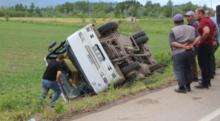Tokat'ta tarım işçilerini taşıyan midibüs devrildi