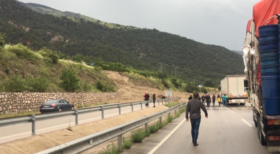 Taşova-Amasya kara yolu ulaşıma kapandı