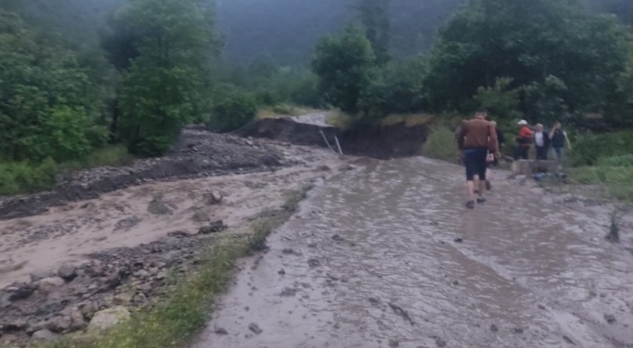 Amasya'da otomobil sele kapıldı; 2 kişi kayıp