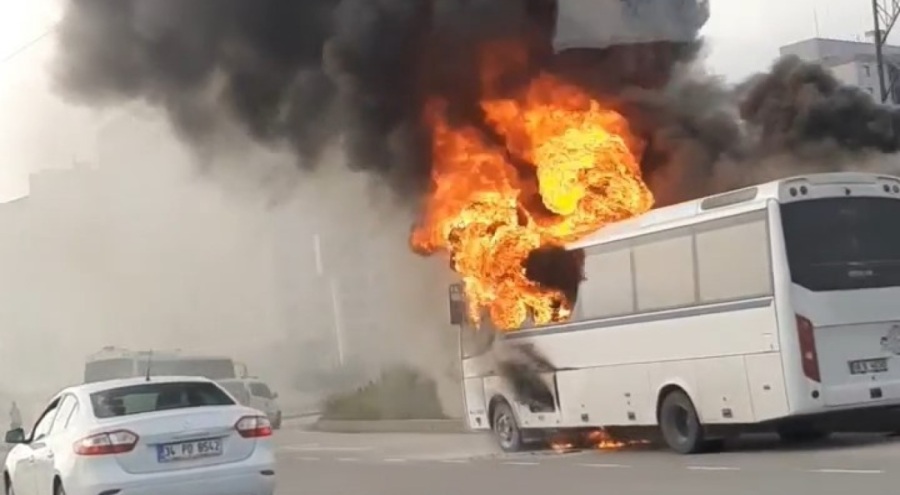 Bursa'da servis midibüsü yandı
