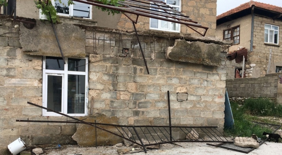 Düğünü izledikleri damın saçağı çöktü: 9 kişi yaralandı