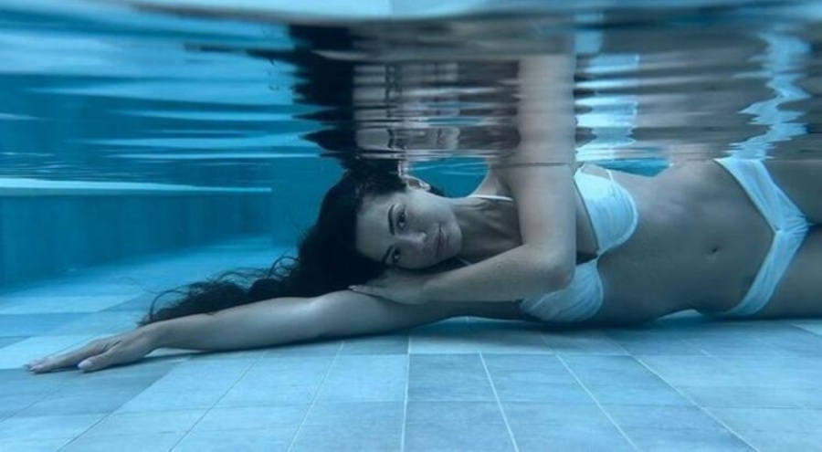 Demet Özdemir su altında bikinili poz verdi