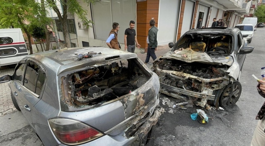 İstanbul'da kundaklanan 2 araç kullanılamaz hale geldi