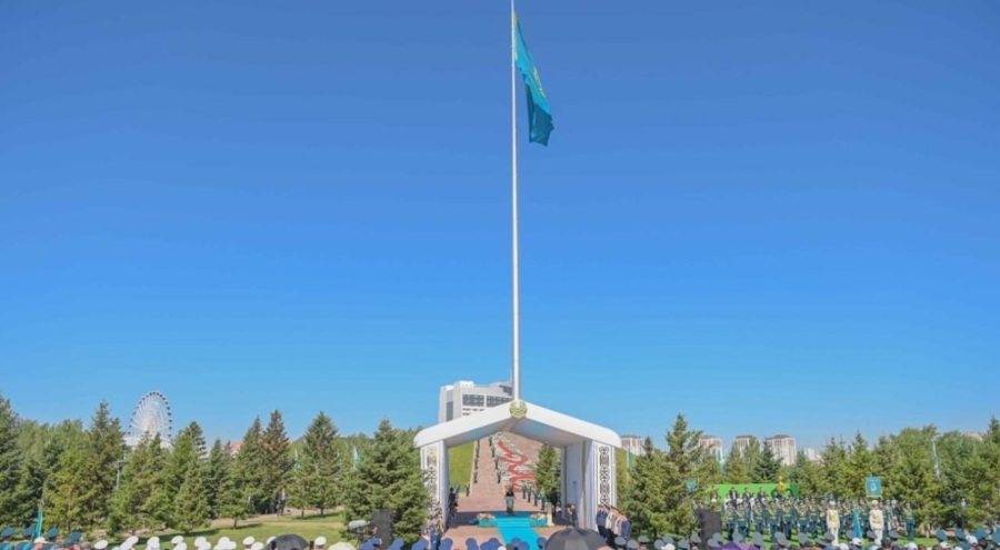 Kazakistan'ın en büyük bayrağı göndere çekildi